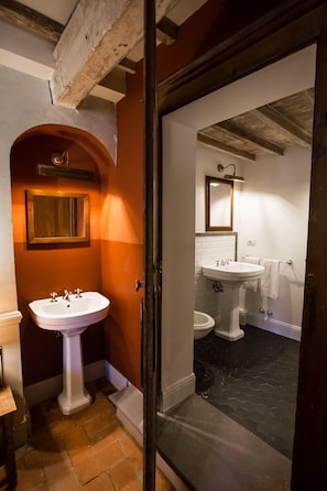 Deluxe Double Room | Bathroom