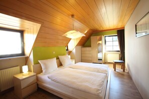 タウンホーム クイーンベッド 2 台 シティビュー | 可動式ベッド、WiFi (無料)、ベッドシーツ