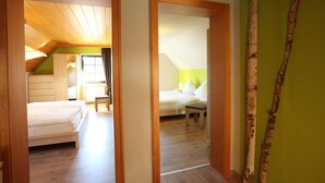 Una stanza con soffitto a volta, parquet e due letti.