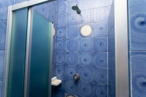 Een bad/douchecombinatie, een bidet, handdoeken
