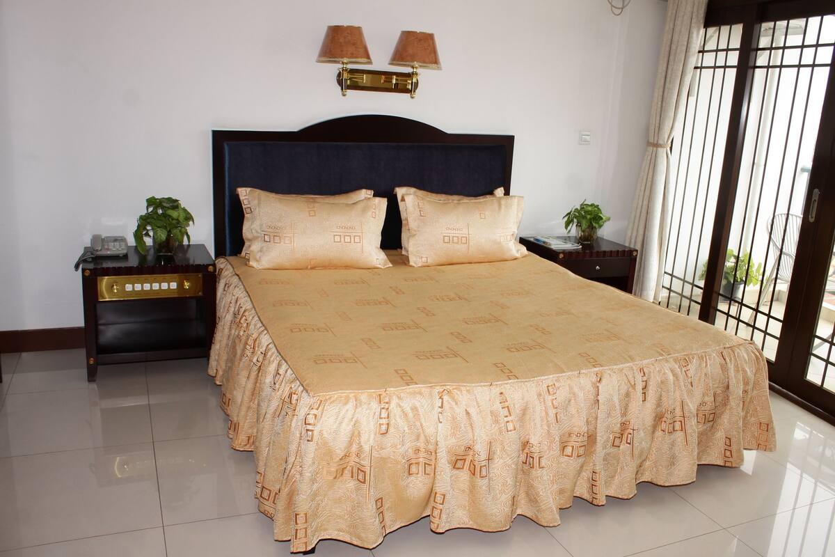 Deluxe Double Room, 1 Queen Bed, City View | Minibar, in-room safe, desk, blackout curtains