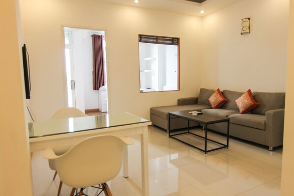 Deluxe-Apartment, 1 Schlafzimmer | Wohnbereich | Flachbildfernseher