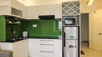 Deluxe Apartment, 1 Bedroom | Private kitchenette | Fridge, microwave, stovetop, electric kettle