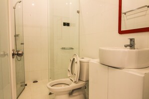 Deluxe Apartment, 1 Bedroom | Bathroom | Shower, free toiletries, hair dryer, towels - Smiley Apartment 2 (Ho Chi Minh City)