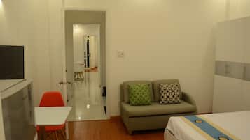 Standard Studio | Desk, soundproofing, iron/ironing board, free WiFi