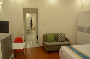 Standard-Studio | Schreibtisch, schallisolierte Zimmer, Bügeleisen/Bügelbrett