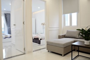 Apartamento luxo, 2 quartos | Área de estar | TV