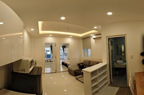 Apartamento luxo, 2 quartos | Área de estar | TV