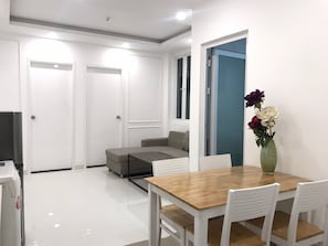 Apartamento luxo, 2 quartos | Área de estar | TV