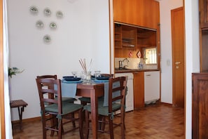 Apartment, 1 Bedroom | Private kitchenette | Fridge, stovetop, cookware/dishes/utensils - Art Apartment Capo D'Arco (Rio)