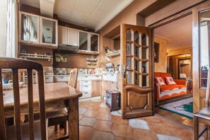 Full-sized fridge, stovetop, electric kettle, griddle - Sololaki Sweet Home Apartments Batumi (Batumi)