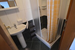 Apartment, 3 Bedrooms | Bathroom | Shower, towels, toilet paper - Motovun Apartment (Rovinj)