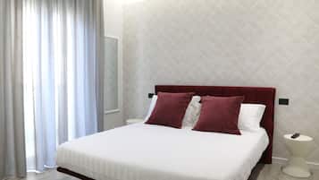 Basic-Doppel- oder -Zweibettzimmer, Blick auf den Innenhof | Daunenbettdecken, individuell dekoriert, individuell eingerichtet