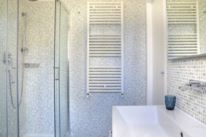 Deluxe Triple Room | Bathroom | Shower, rainfall showerhead, free toiletries, hair dryer - Primo a Destra (Campobasso)