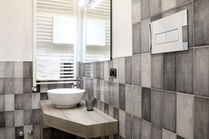 Comfort Triple Room, City View | Bathroom | Shower, rainfall showerhead, free toiletries, hair dryer - Primo a Destra (Campobasso)