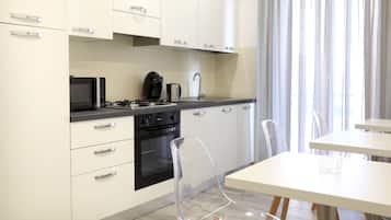 Full-size fridge, microwave, oven, stovetop