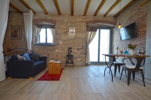 Estudio, vista al mar | Área de sala de estar | Televisión de pantalla plana 