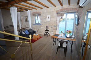 Estudio, vista al mar | Área de sala de estar | Televisión de pantalla plana 
