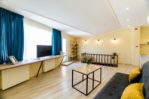 Luxury Double or Twin Room, Terrace | Living area