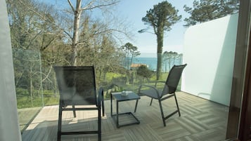 In-room safe, blackout curtains, soundproofing, rollaway beds