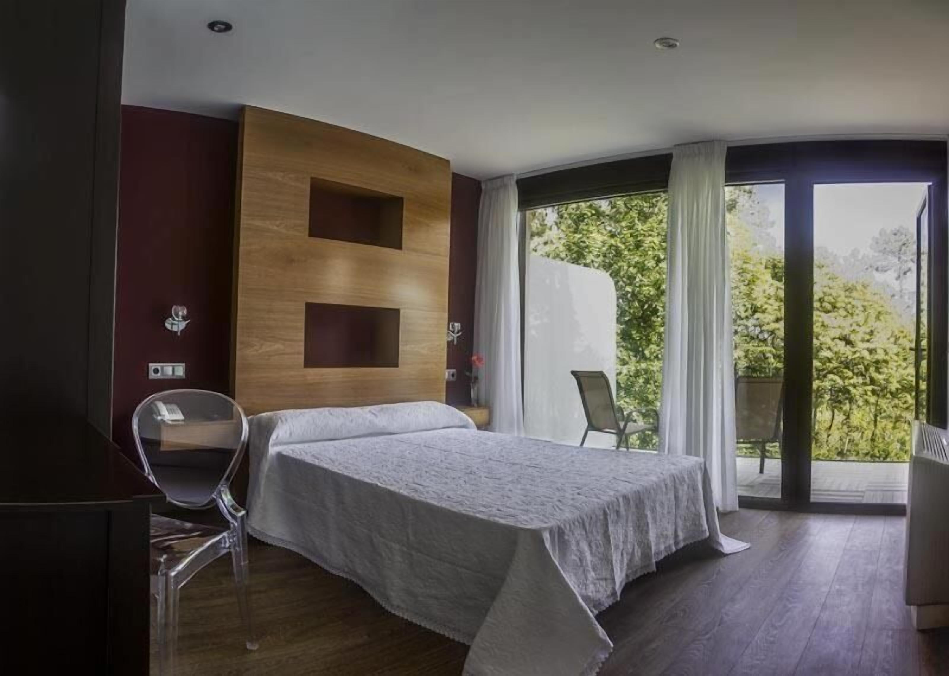 in-room safe, blackout curtains, soundproofing, rollaway beds