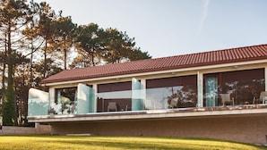 A modern building with a flat roof and large windows. - Hotel Alén do mar (Fisterra)