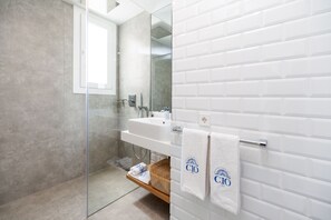Penthouse - 2 sovrum - balkong - utsikt mot parken | Badrum | Dusch, regndusch, gratis toalettartiklar och hårtork