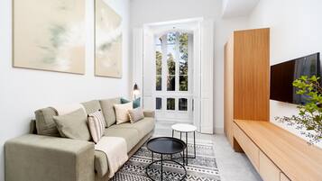 Leilighet – grand, 1 soverom, balkong, byutsikt (Apt. A) | Oppholdsområde | Flatskjerm-TV