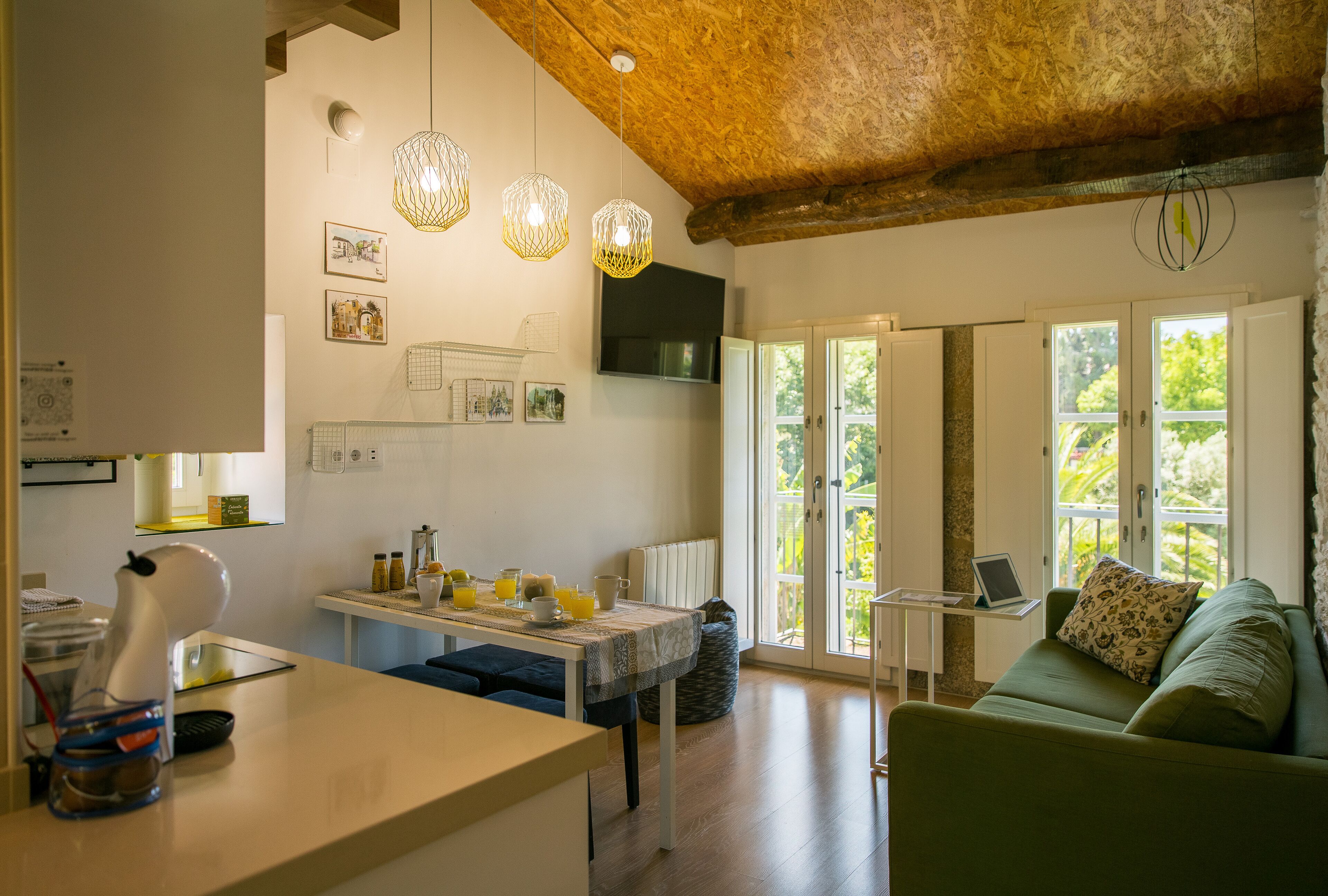 City loft, 2 slaapkamers, balkon, uitzicht op tuin | Woonkamer | Lcd-televisie