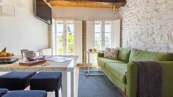 City loft, 2 slaapkamers, balkon, uitzicht op tuin | Woonkamer | Lcd-televisie