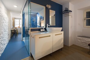 City Studio, Terrace, Garden View | Bathroom - roomPEDRA Apartamentos Turísticos (Santiago de Compostela)