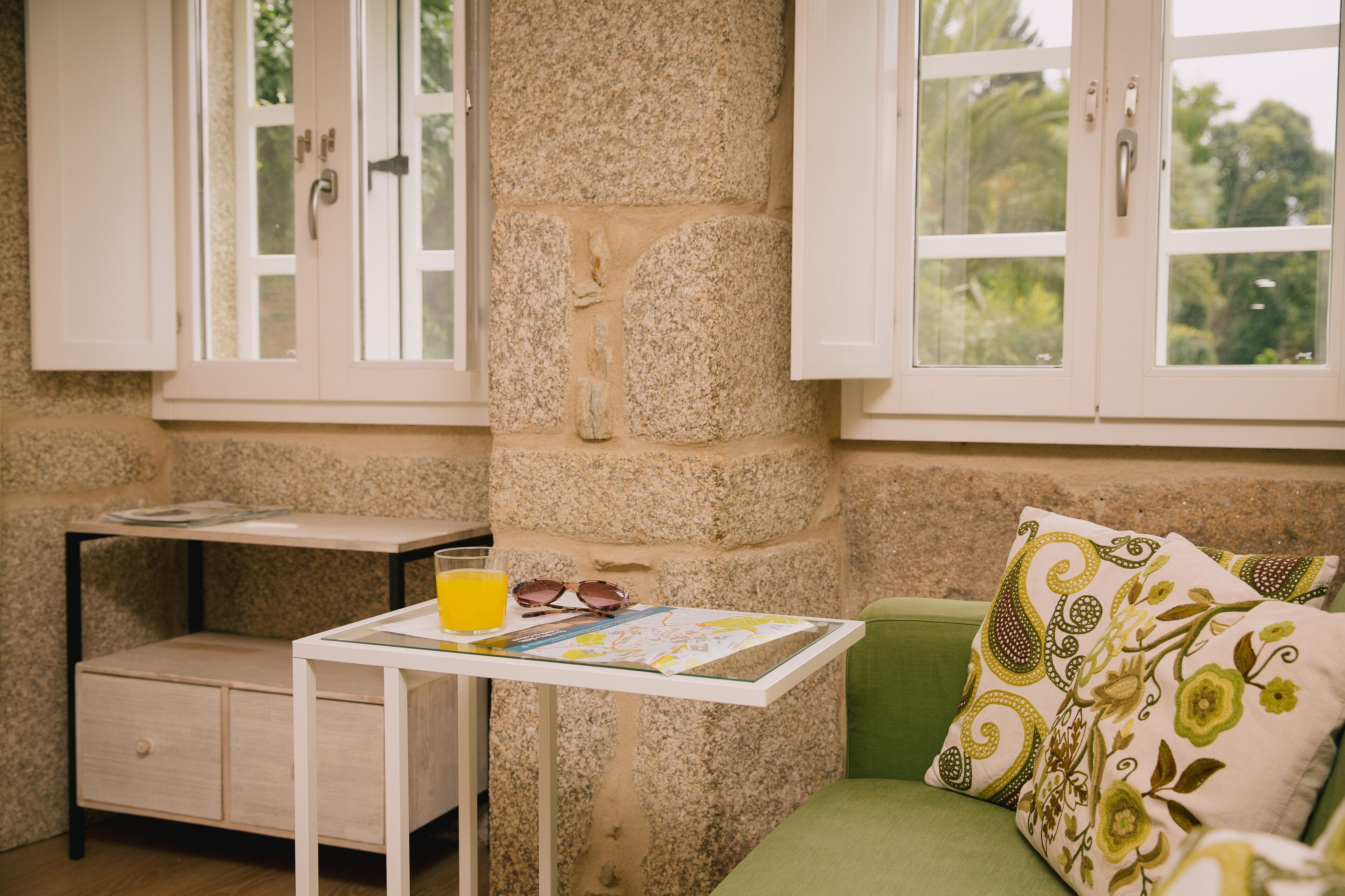 City appartement, 1 slaapkamer, uitzicht op tuin | Woonkamer | Een lcd-televisie