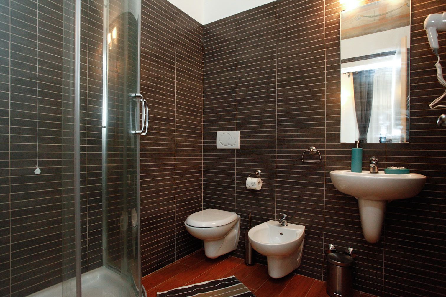 Regadera, secadora de cabello, bidet, toallas 