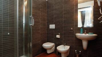 Regadera, secadora de cabello, bidet, toallas