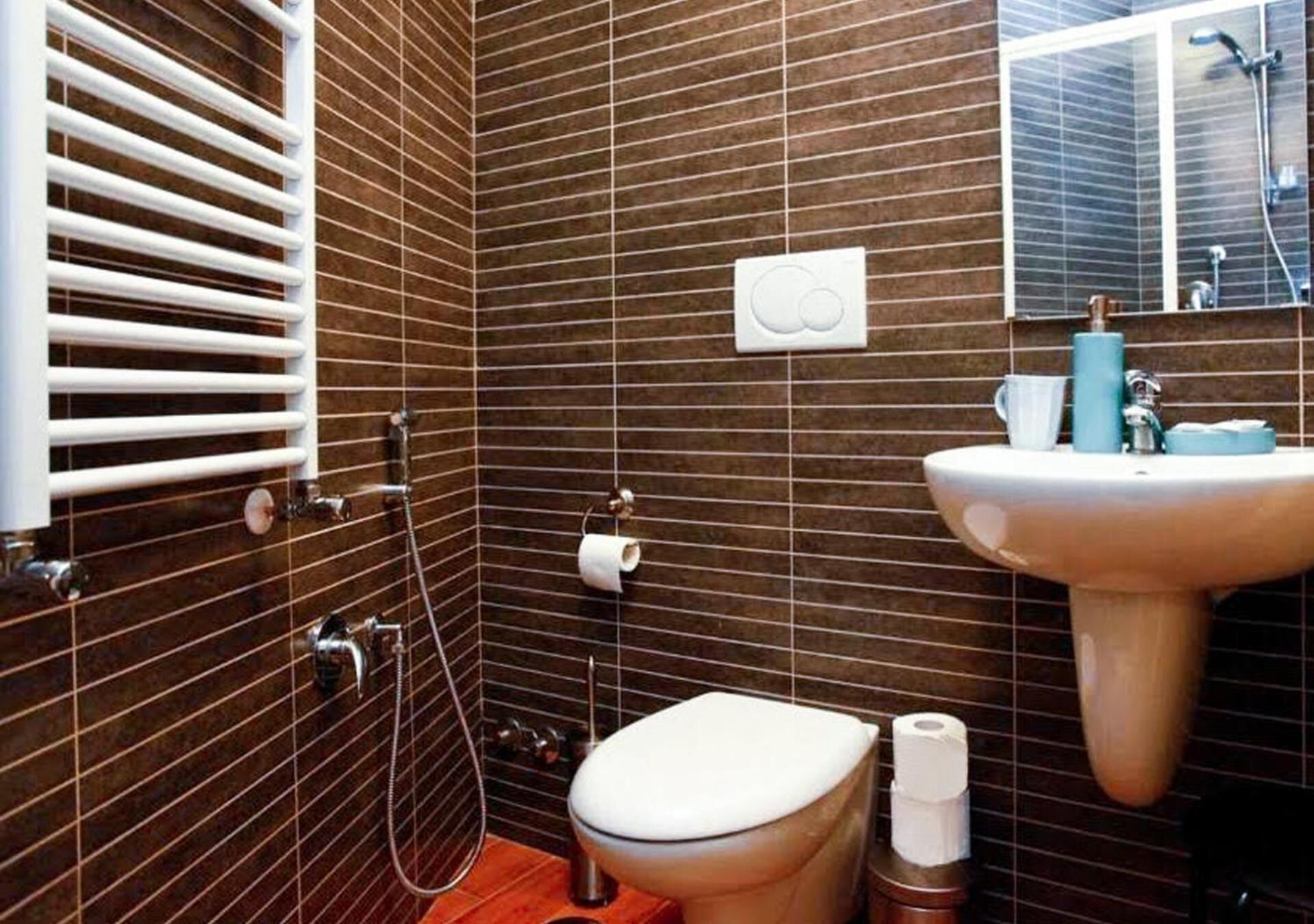Un baño con inodoro, lavabo y ducha.