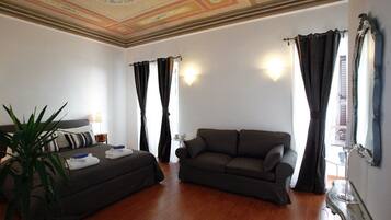 Værelse til 3 personer | Individuelt design, individuel indretning, skrivebord