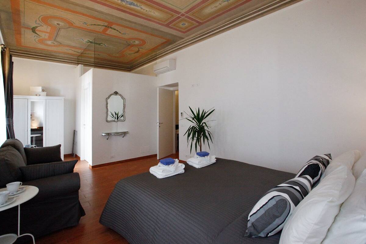 Dreibettzimmer | Schreibtisch, kostenlose Babybetten, kostenloses WLAN
