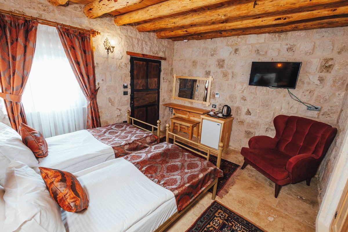 Economy-Zweibettzimmer, 1 Schlafzimmer, Stadtblick, zum Innenhof hin | 1 Schlafzimmer, Bettwäsche aus ägyptischer Baumwolle