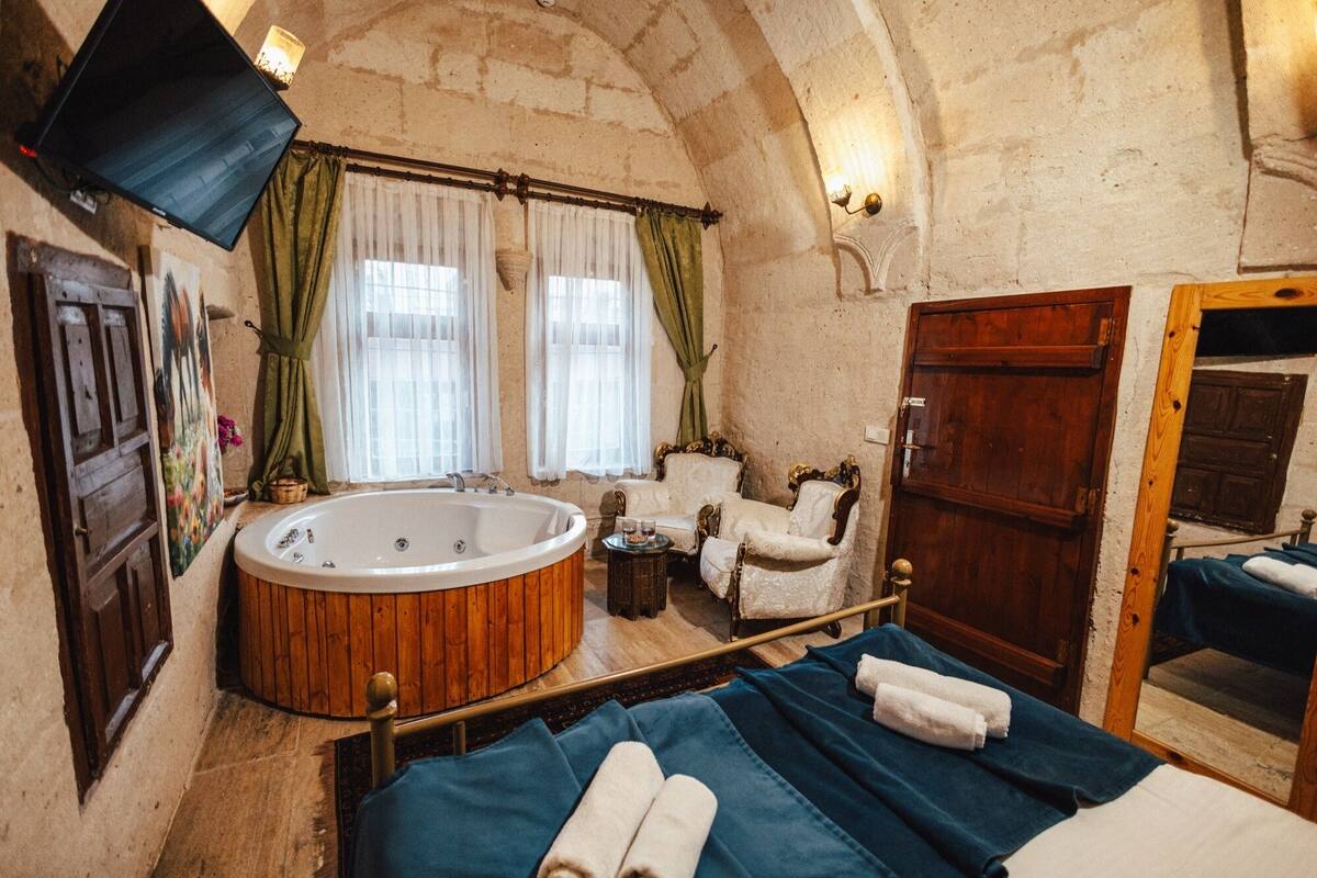 Deluxe Jacuzzi Room, Courtyard View | 1 bedroom, Egyptian cotton sheets, premium bedding, memory-foam beds