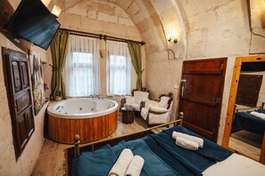 Deluxe Jacuzzi Room, Courtyard View | 1 bedroom, Egyptian cotton sheets, premium bedding, memory-foam beds - Young Cave (Ürgüp)