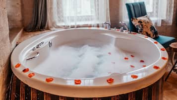 Honeymoon Jacuzzi Suite, Courtyard View | Jet tub