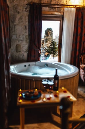Deluxe Jacuzzi Room, City View | Jetted bathtub - Young Cave (Ürgüp)