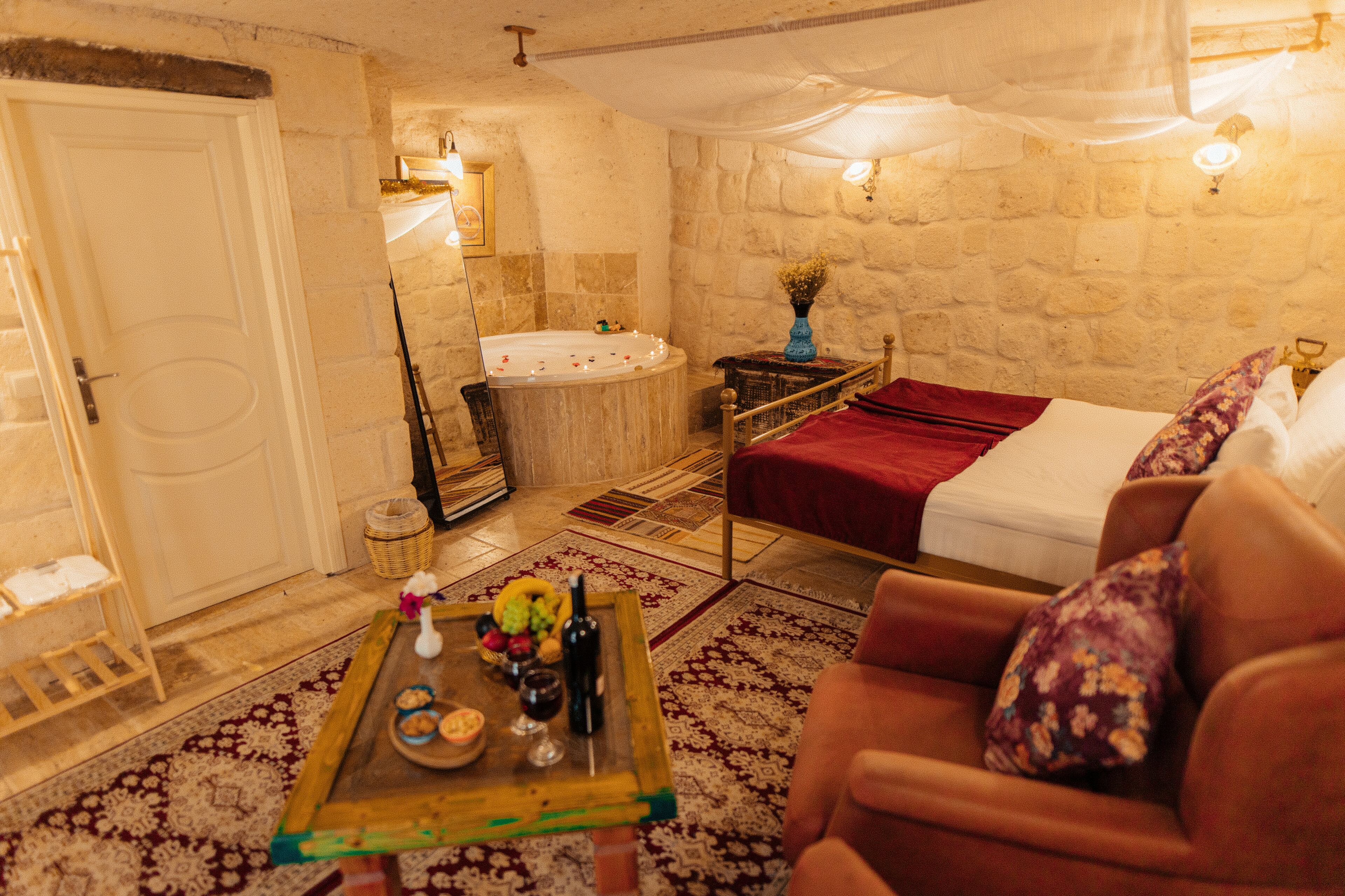 Family Suite, Jacuzzi or Courtyard View | บริเวณนั่งเล่น | ทีวีจอแอลซีดี 32 นิ้ว พร้อมช่องดาวเทียม, ของเล่น, พื้นอุ่น