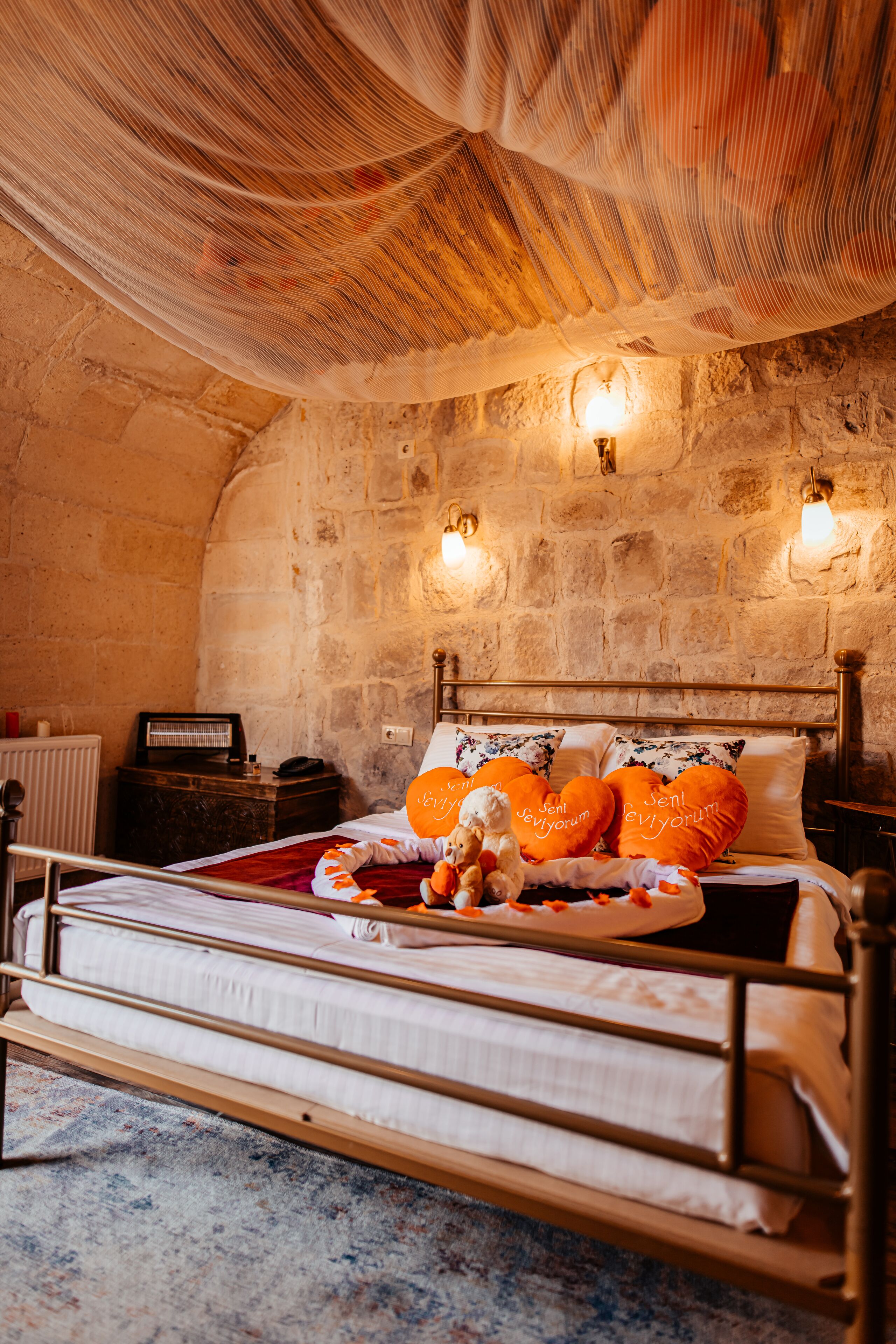 Deluxe Jacuzzi Room, City View | Television