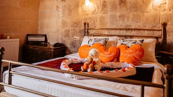 Deluxe Jacuzzi Room, City View | Television