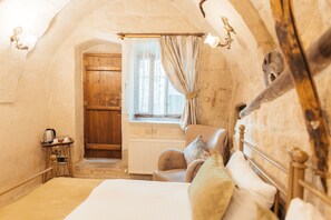 Chambre Économique avec lits jumeaux, 1 chambre, vue ville, côté cour intérieure | Restauration dans la chambre