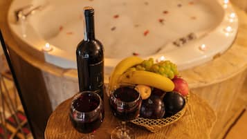 Deluxe Jacuzzi Room, Courtyard View | Bathroom