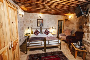 Deluxe Jacuzzi Room, Courtyard View | 1 bedroom, Egyptian cotton sheets, premium bedding, memory foam beds - Young Cave (Ürgüp)