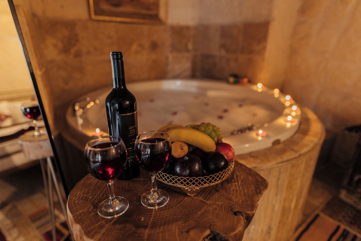 Honeymoon Jacuzzi Suite, Courtyard View | 1 bedroom, Egyptian cotton sheets, premium bedding, memory-foam beds