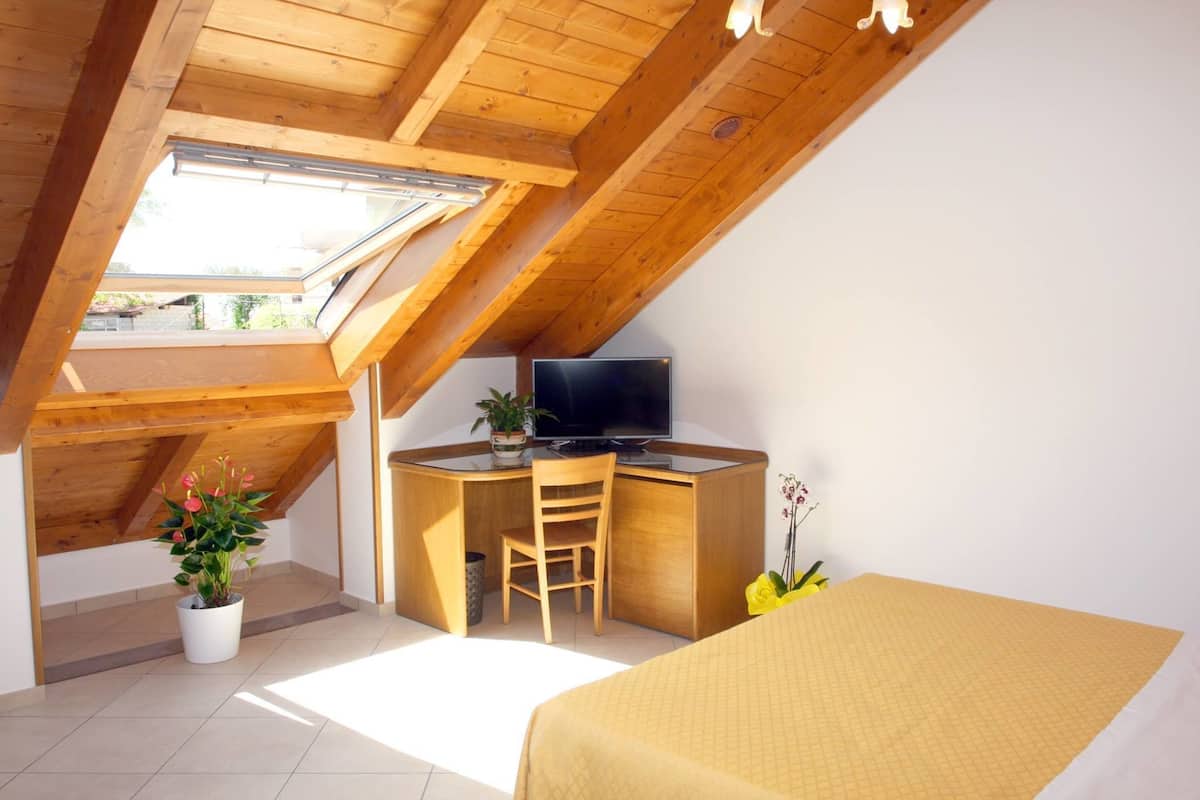 Premium bedding, desk, soundproofing, free WiFi